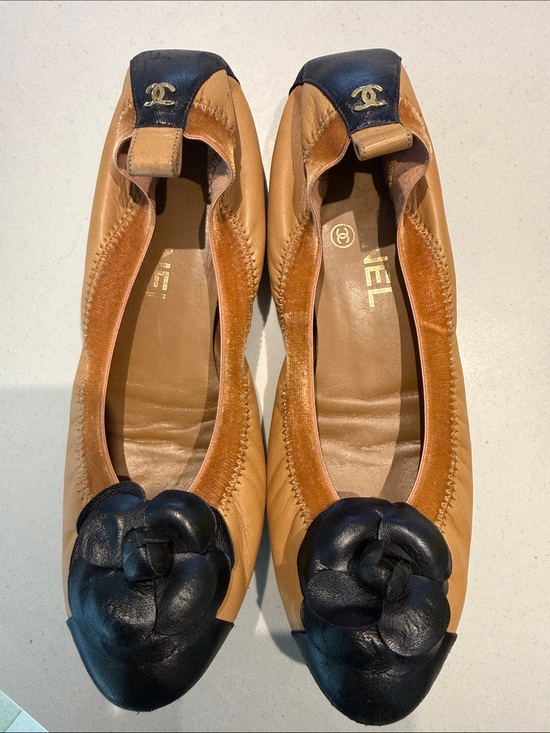 CHANEL Shoes - CHANEL Tan and Black Camellia Leather Ballet Flats